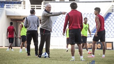 الأهلي يستأنف تدريباته استعدادا للإسماعيلي غدا 