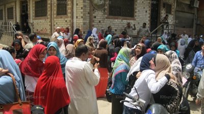 سعادة بين طلاب وطالبات الثانوي العامة ببني سويف لسهولة امتحان الجغرافيا والأحياء  (صور)