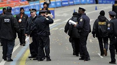 القبض على 3 أشخاص خارج نيويورك بعد ضبط أسلحة في سيارتهم