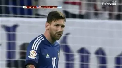 بالفيديو..ميسي يمر من مدافعي أمريكا ويصوب كرة تجاه المرمى