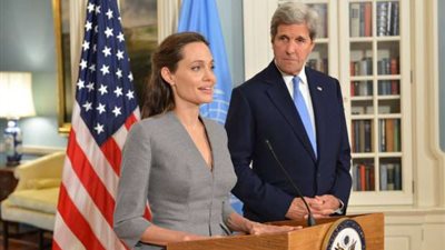 أنجلينا جولي فى مؤتمر مع جون كيري: لا يمكننا أن ندير ظهورنا لأزمة اللاجئين.. (صور)