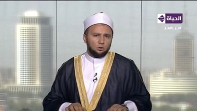 حكم مصافحة الرجل للمرأة الأجنبية (فيديو)