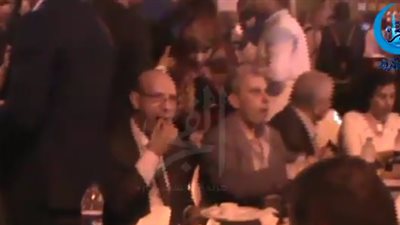 جابر نصار ورجال أعمال وفنانون يشاركون طلاب جامعة القاهرة في السحور (فيديو)