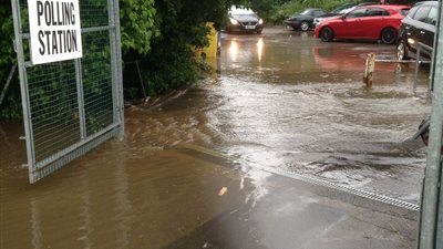 فيضانات لدى انطلاق الاستفتاء حول عضوية بريطانيا بالاتحاد الأوروبي