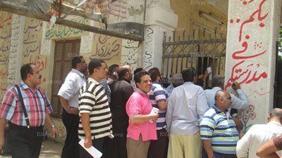 الأمن ببني سويف يمنع أولياء الأمور من التواصل مع أبنائهم خلال فترة الاستراحة بين الامتحانات (فيديو)