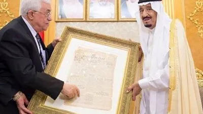 عباس يُهدي الملك سلمان نسخة من أول صحيفة صهيونية كـ تراث فلسطيني (صور)