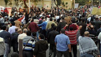 إمبابة تتحول إلى ساحة قتال بين الباعة الجائلين (فيديو)