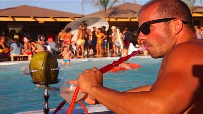 مفاجأة..نادي رياضي شهير يسمح بتدخين الشيشة والترويج لها