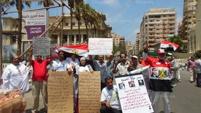 العشرات من أهالي الإسكندرية يحتفلون بوصول حاملة المروحيات إلى الأراضي المصرية  (فيديو وصور)