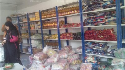 افتتاح منفذين لبيع المنتجات الاستهلاكية في منشأة ناصر (صور)