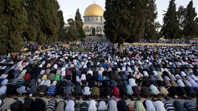 اﻻحتﻻل يعتقل فتى فلسطيني تنكر بزي سيدة للصلاة بالاقصى‎ (صورة)