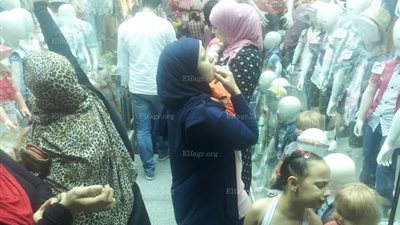 نار أسعار الملابس تلتهم جيوب المطحونين وفرحتهم بقدوم العيد.. وربة منزل تصرخ: 