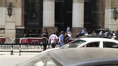 حواجز حديدية أمام نيابة عابدين خلال نظر ثالث جلسات محاكمة نقيب الصحفيين (صور) 