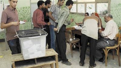 رشاوي مالية أمام لجنة انتخابية بالفيوم.. والأمن يضبط 3 مواطنين يوجهون الناخبين بمقابل مادي