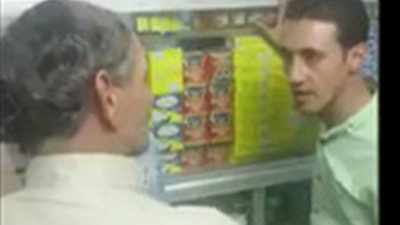 شحات يطلب 30 جنيه من صاحب محل مقابل 