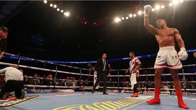 أنطوني جوشوا يحتفظ بلقب الوزن الثقيل في الملاكمة