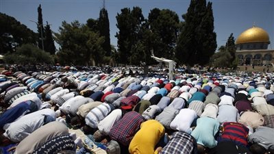 القوات الإسرائيلية تعتدي على المعتكفين في الأقصى