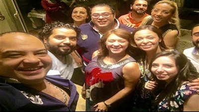 شاهد بالصور.. عزومة داليا البحيري لصناع 