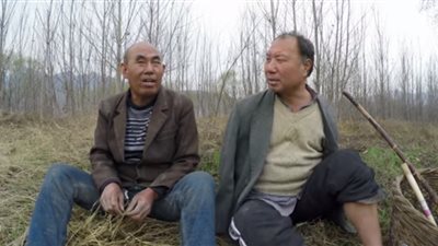 كفيف وآخر مبتور الذراعين يزرعا غابة في الصين 
