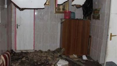 نقل سيدة مسنة إلى المستشفى لتلقى العلاج عقب انهيار عقار بالإسكندرية 