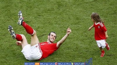 بالصور.. جاريث بيل يحتفل مع ابنته بصعود ويلز إلى دور الثمانية من اليورو