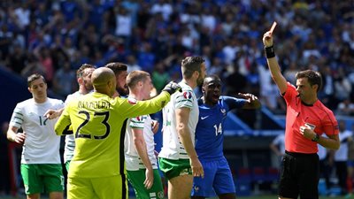 بالفيديو.. طرد مدافع إيرلندا بعد عرقلة جريزمان من خارج منطقة الجزاء