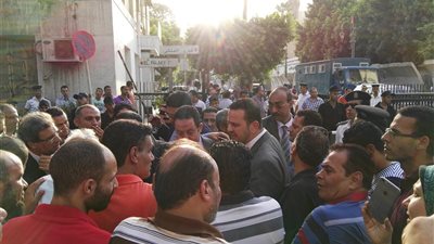 موظفو الخدمة المدنية ينهون وقفتهم أمام البرلمان بعد إقناع النواب لهم