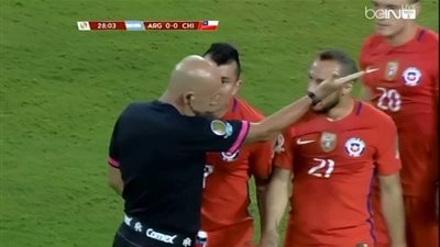 بالفيديو.. الحكم يطرد دياز لاعب تشيلي بعد اعتراضه على ميسي 