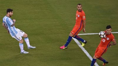 بالفيديو.. ميسي يعاقب الأرجنتين 