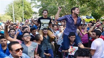 طلاب الثانوية العامة يتوافدون على وزارة التربية والتعليم للتظاهر 