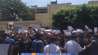 طلاب الثانوية أمام التربية والتعليم: 