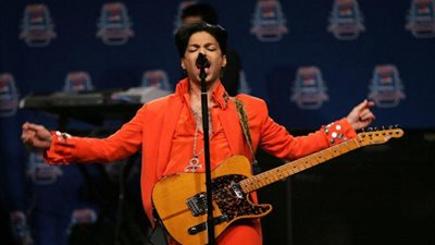 بيع قيثارة المغني الأمريكي 