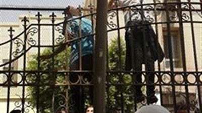 طلاب الثانوية العامة يتسلقون أسوار التربية والتعليم 
