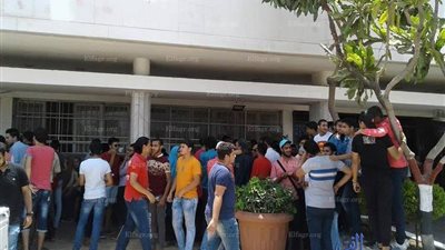 طلاب الثانوية العامة يتظاهرون أمام ديوان محافظة دمياط.. ويطالبون بتدخل 