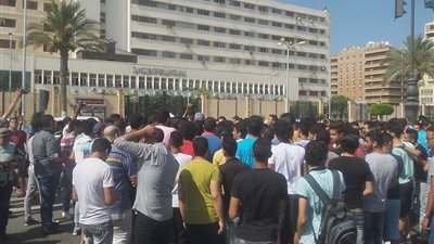 طلاب الثانوية العامة يعتدون على أصحاب السيارات أثناء غلقهم شارع ديوان بورسعيد الرئيسي (صور)