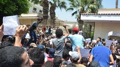 حشود من طلاب الثانوية العامة أمام وزارة التربية والتعليم (صو) 