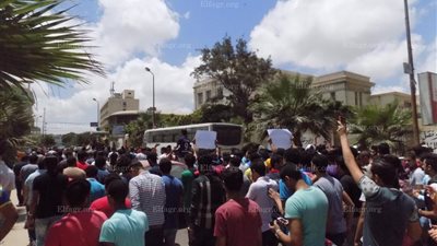 طلاب الثانوية بالإسكندرية ينظمون مسيرة احتجاجية ويهتفون: يسقط يسقط الوزير  (فيديو وصور)