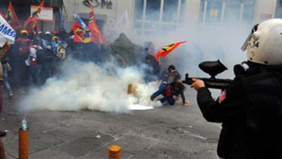 الشرطة التركية تطلق قنابل الغاز لتفريق ناشطين ينادون بحقوق المثليين