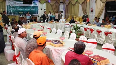 محافظ بني سويف يشارك عمال النظافة الإفطار الجماعي ويوزع 400 كرتونة رمضانية (صور)