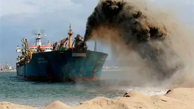 رئيس الهيئة العامة للمنطقة الاقتصادية لقناة السويس يعقد مؤتمرا صحفيا   