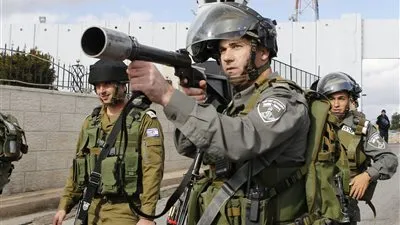 جنود إسرائيليون يطفئون السجائر بجسد أسير فلسطيني