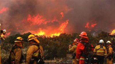 فرق الإطفاء تحقق تقدما في مكافحة حريق مدمر بكاليفورنيا