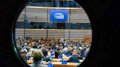 البرلمان الأوروبي يتبنى قراراً يطالب بخروج بريطانيا فوراً