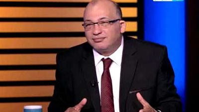 داعية إسلامي: خدمة الزوجة لزوجها أفضل عند الله من اعتكافها