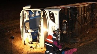 مصرع شخصين وإصابة 25 في انقلاب أتوبيس بالفرافرة