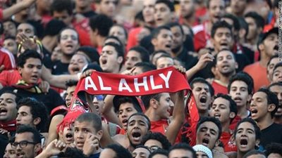 بالفيديو.. الأمن يبرح مشجع أهلاوي ضربا أمام أسيك