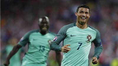 كريستيانو رونالدو وليفاندوفسكي.. لمن اليد العليا؟