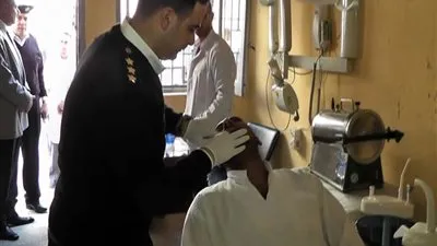 الخدمات الطبية بالداخلية توقع الكشف الطبي على السجناء  