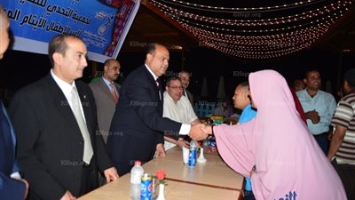  محافظ مطروح يوزع ملابس وكعك العيد على الأطفال الأيتام ذوى الاحتياجات الخاصة