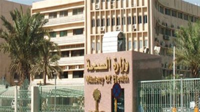 فضيحة في أسوان.. طبيب بملابس داخلية يرفض الكشف على مريض (فيديو)